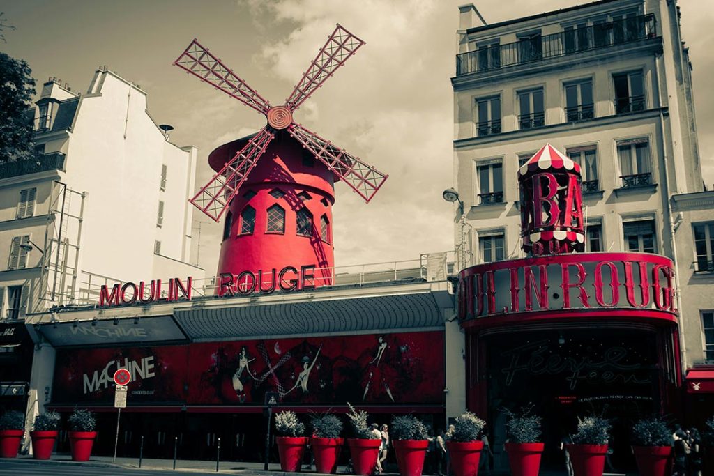 moulin-rouge-es-un-icónico-cabaret-de-parís-situado-en-el-bulevar-de-clichy-de-la-plaza-blanche-somos-paris