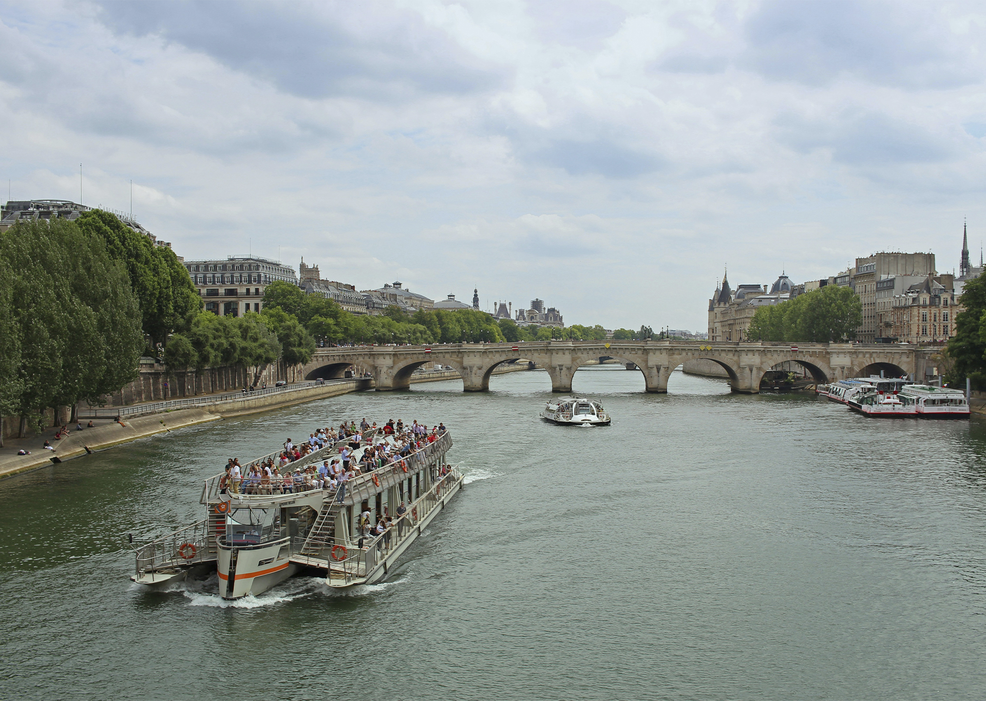 bg paseo por el sena paris